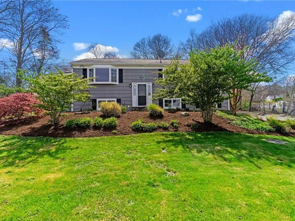 200 Fleetwood Dr, Saunderstown, RI 02874