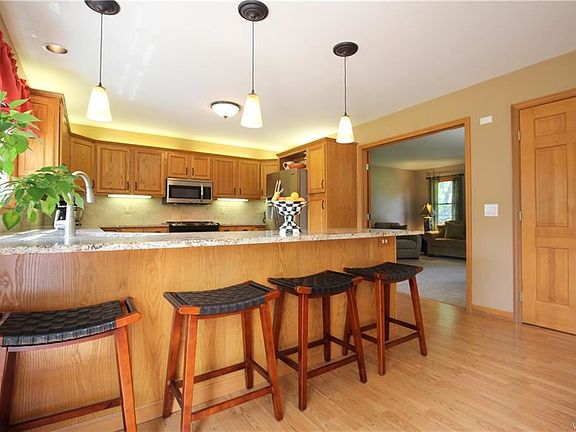 4th image of 10 Rosalind Dr