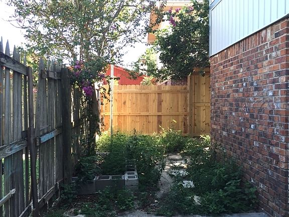 2nd image of 220 Indian Oaks Dr