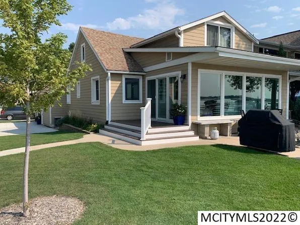 813 N Shore Dr, Clear Lake, IA 50428