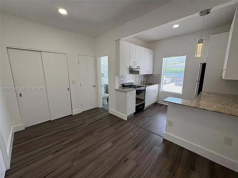 3237 SW 4th St #6 — Photo 4