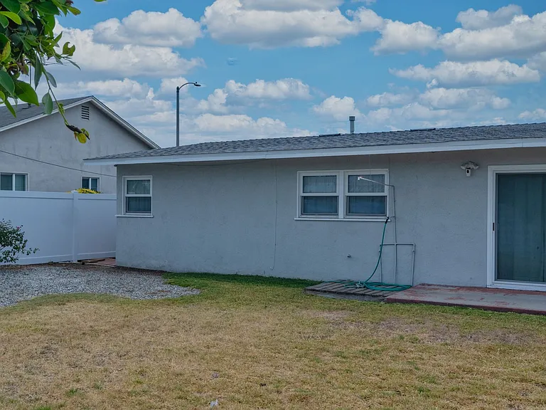 2033 E Garvey Ave N — Photo 25