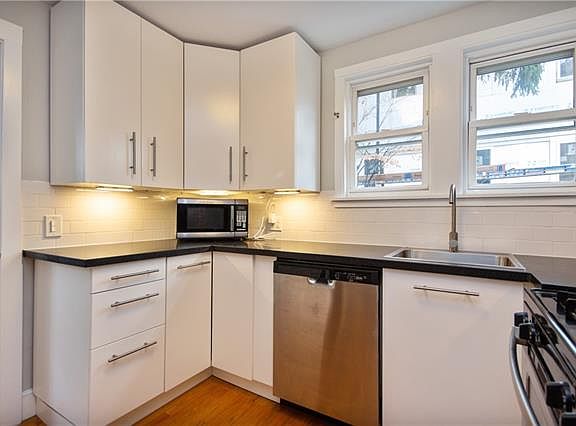 4th image of 259 N Washington St