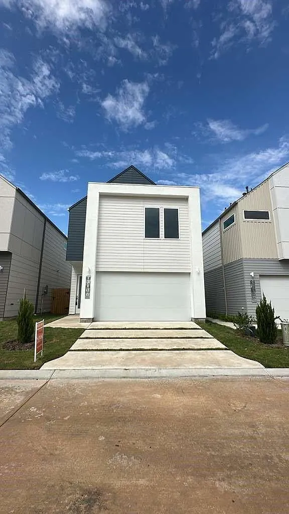 3 bed, 2.5 bath, 1800 sqft, $2,300 — Photo 2