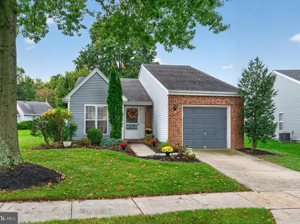 3 Buttonbush Ct, Mount Laurel, NJ 08054