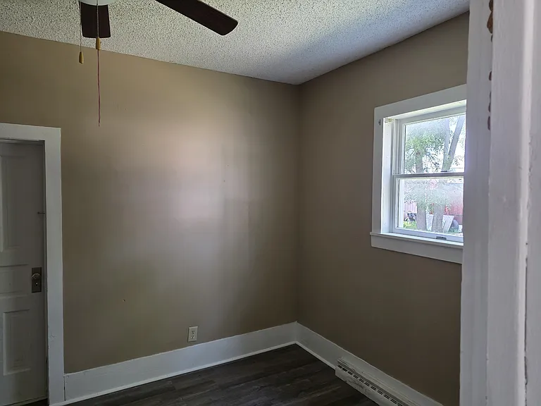 406 S Elm St — Photo 5