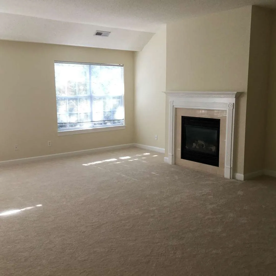 Move-In Ready Corner Unit In Crescent Condos — Photo 3