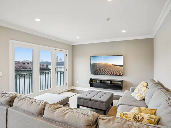 343 The Promenade image 1 of 35