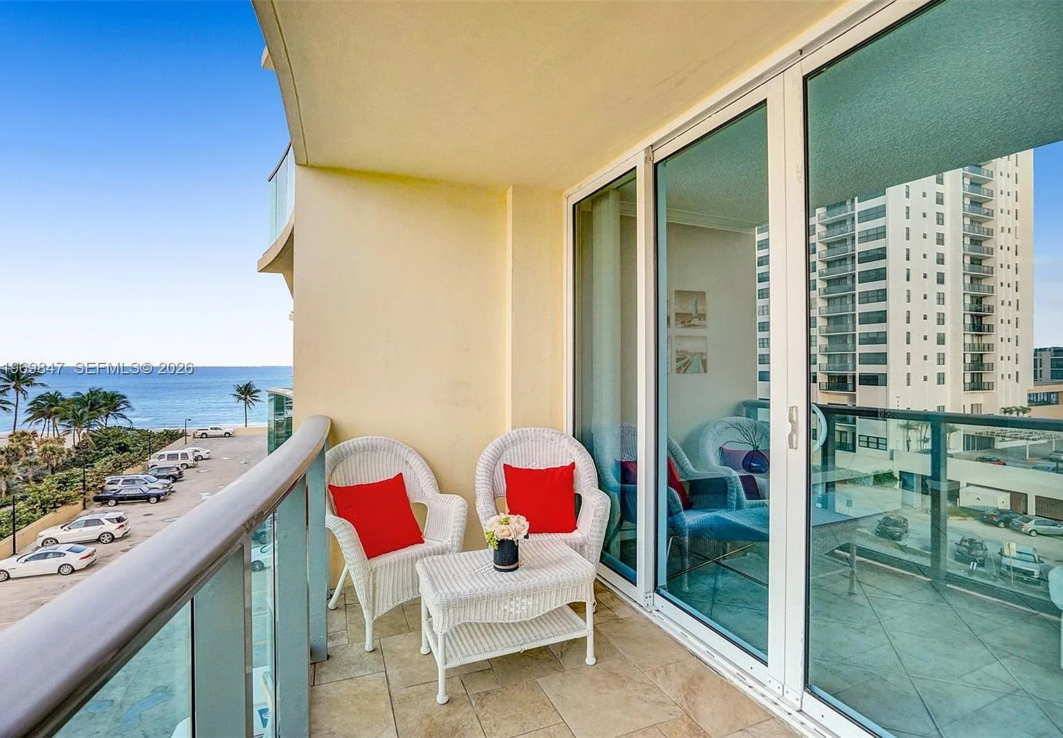 Wave Condo — Photo 1