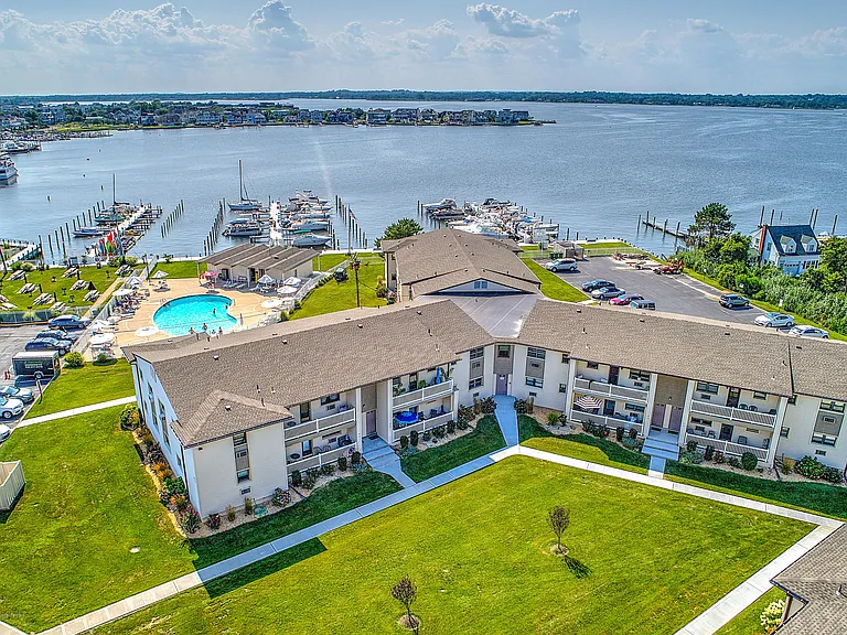 101 Wharfside Dr — Photo 1