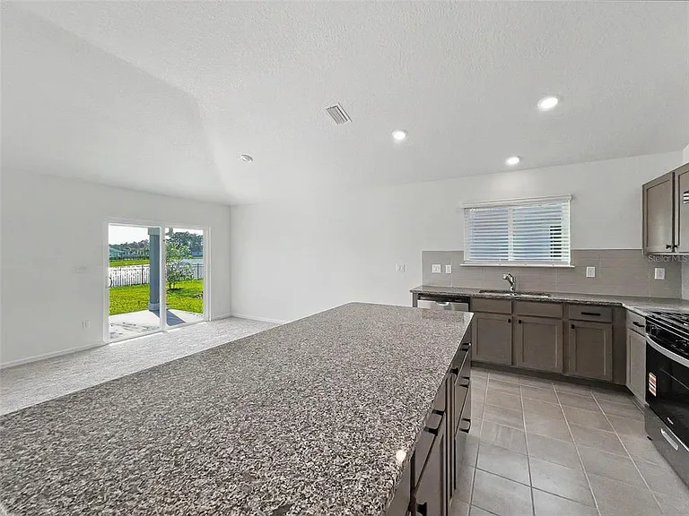 55 Signet Cir — Photo 24