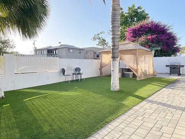 Your doggo's DREAM YARD.