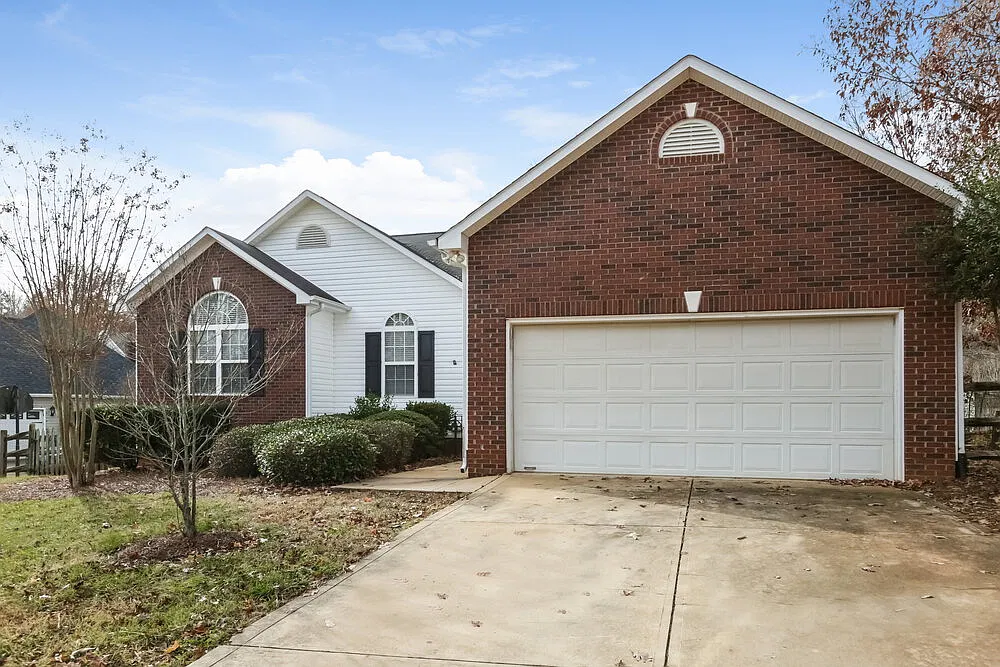 3 bed, 2.0 bath, 1569 sqft, $2,270 — Photo 1
