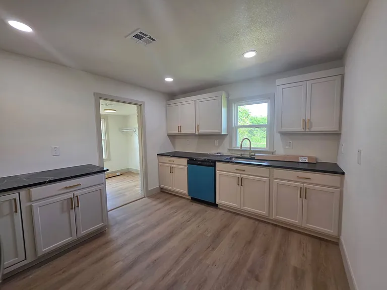 815 N Wilson Ave — Photo 5