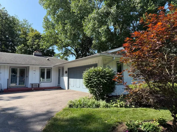 1146 Pine Ct, Batavia, IL 60510