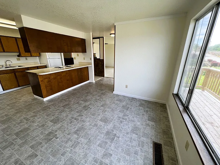 1113 NE Grandview Dr — Photo 8