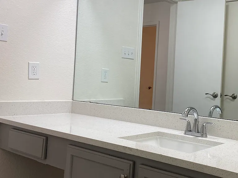 219 Meadow Ct #B — Photo 16