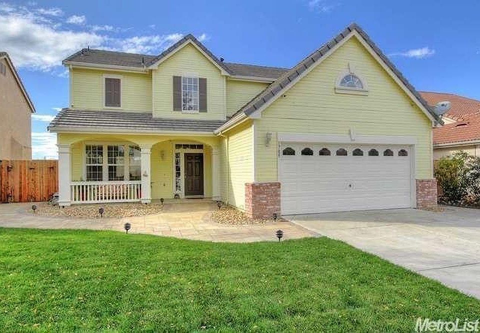 Front yard has automatic sprinklers and evening solar lighting. Security camera