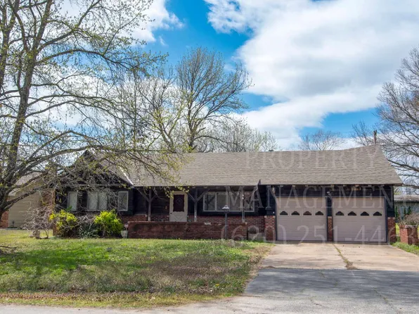 106 S Overlook Dr, Coffeyville, KS 67337