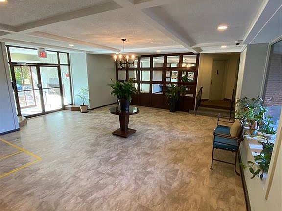 2nd image of 315 King St #3B
