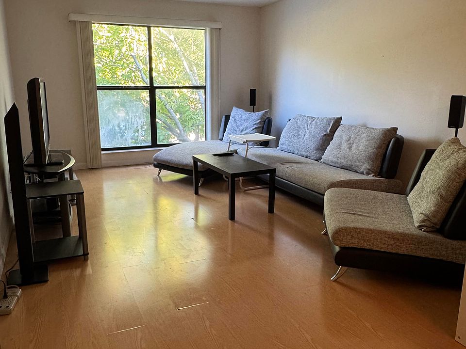 2nd image of 3232 Henrietta St #3