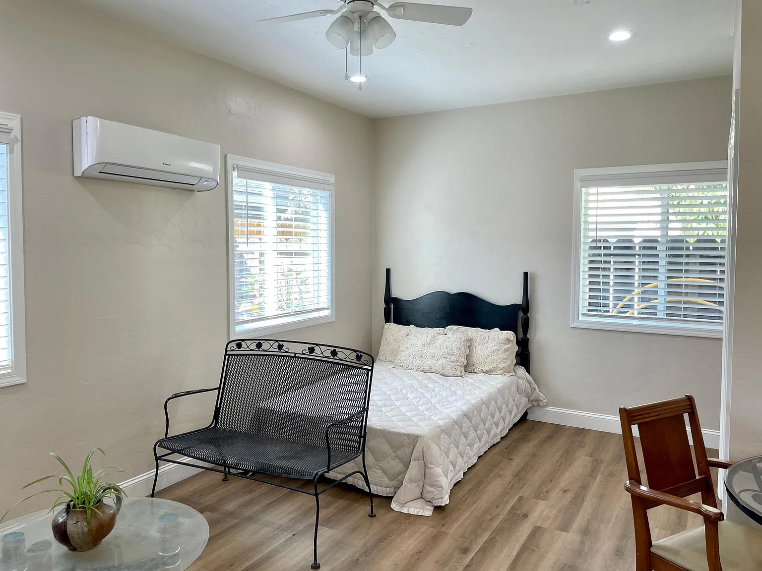616 W Locust St — Photo 3