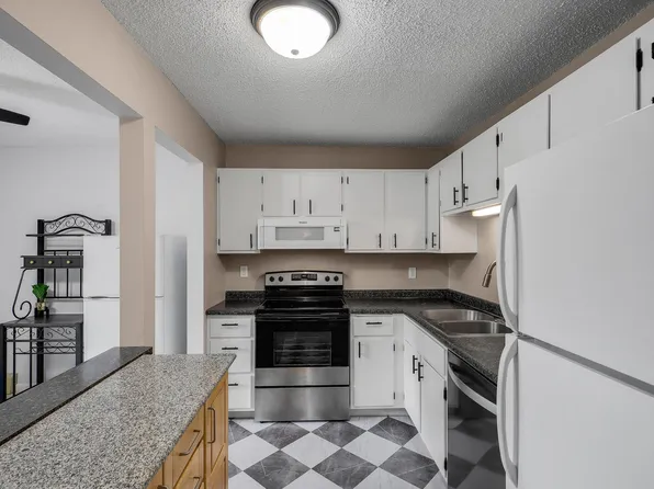 5607 Green Circle Dr APT 210, Minnetonka, MN 55343