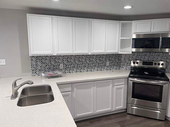 4th image of 4065 E University Dr #284