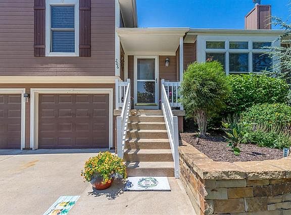 2nd image of 206 Thomas Pl