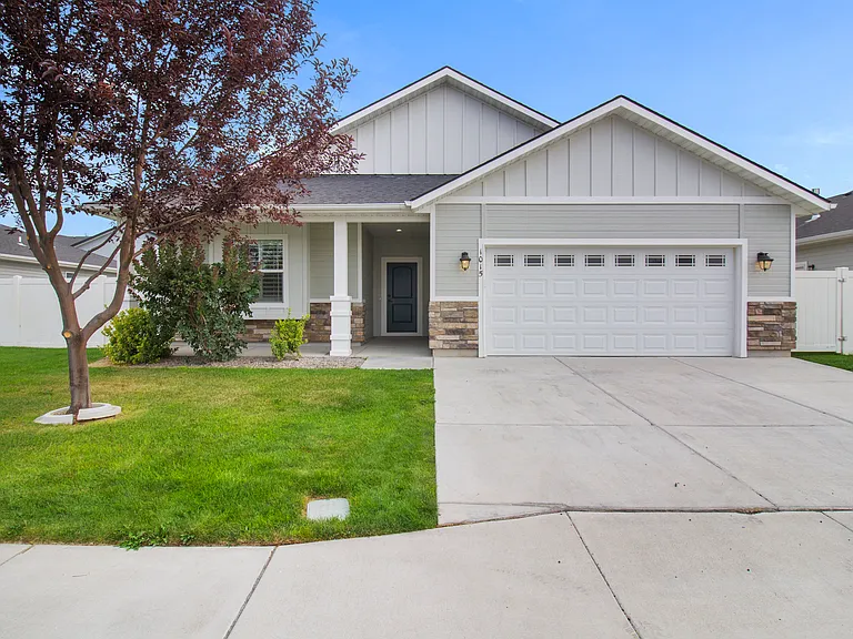 1015 White Birch Ave — Photo 1