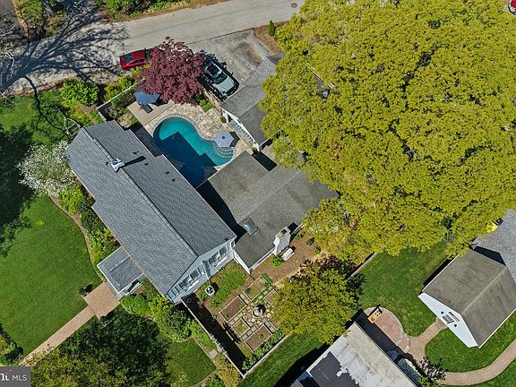 2nd image of 304 Riggs Ave