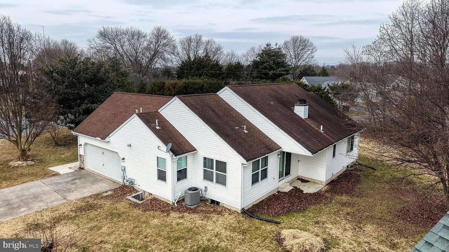 5 Greenwich Dr photo 1