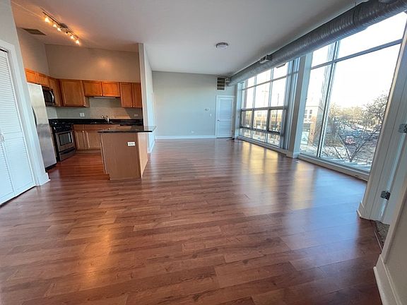2nd image of 2000 N Milwaukee Ave #201