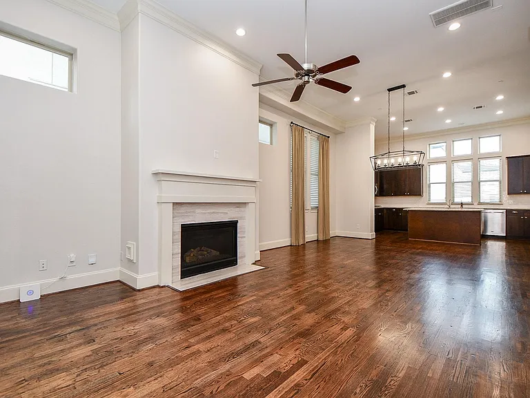 709 Delano St — Photo 13