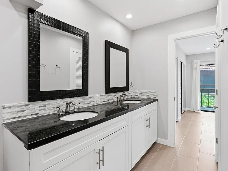 721 SE 1st Way #C11 — Photo 24