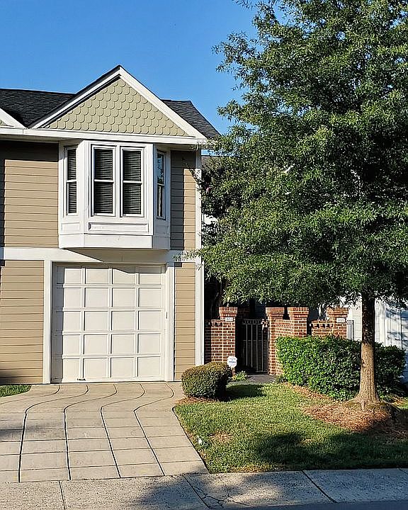 Driveway w/ 1 Car Garage