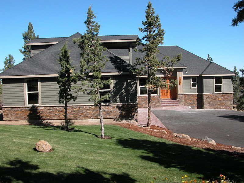 Front/side angle...Spacious home in Awbrey park