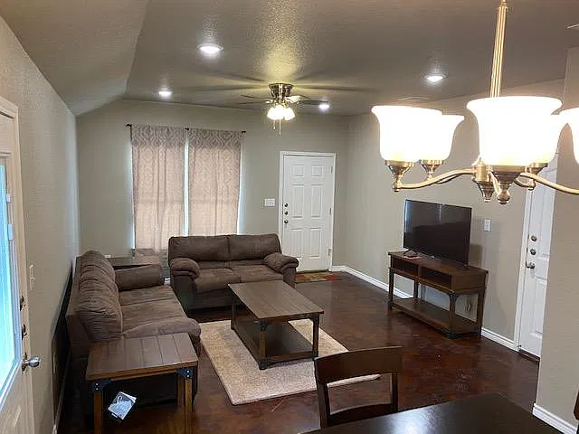 3 bed, 1200 sqft, $1,275 — Photo 2