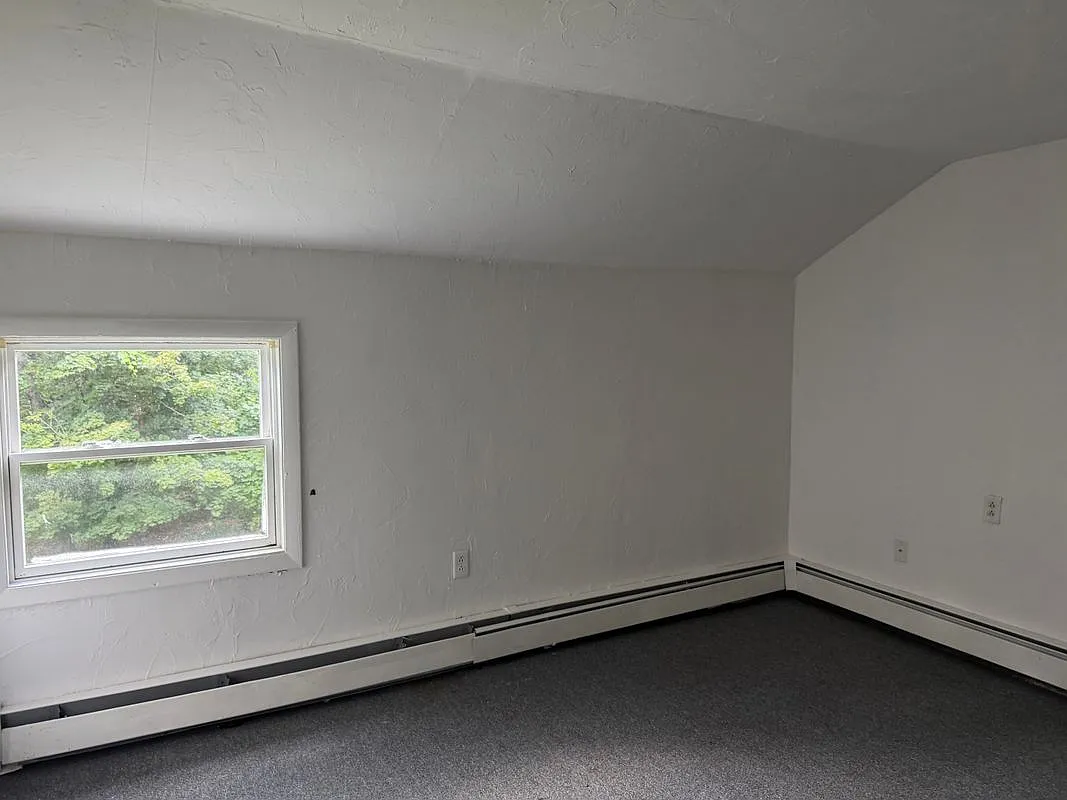 4 bed, 1.0 bath, 2000 sqft, $3,300 — Photo 2