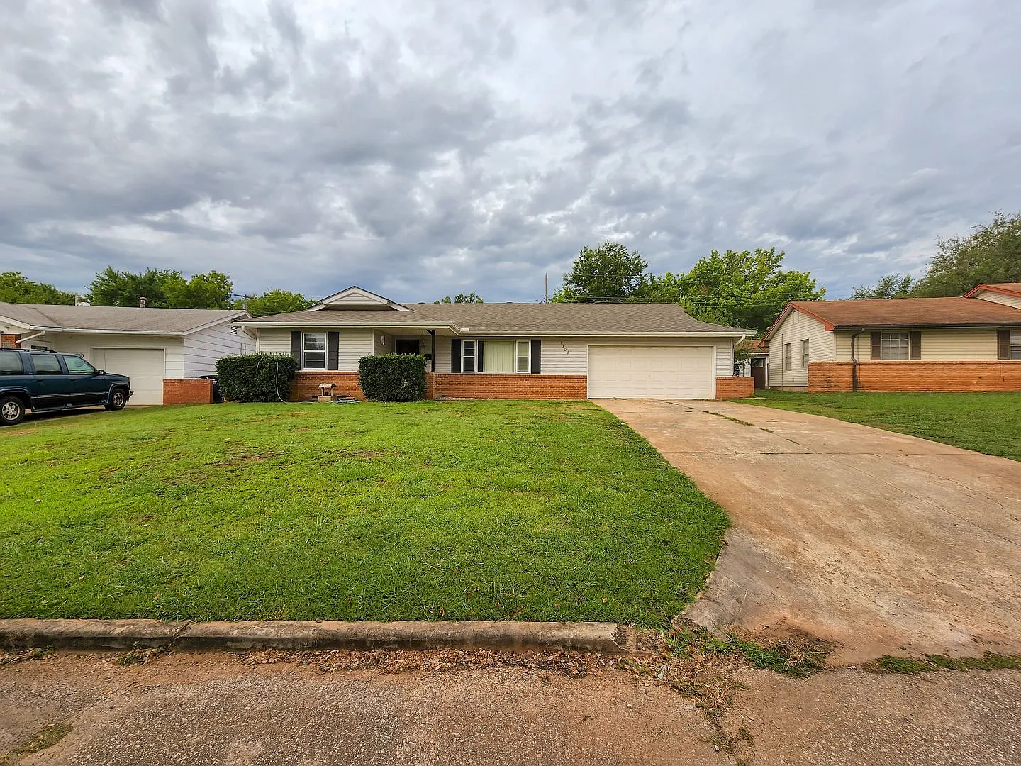 3 bed 1 bath home with 2 car garage! — Photo 2