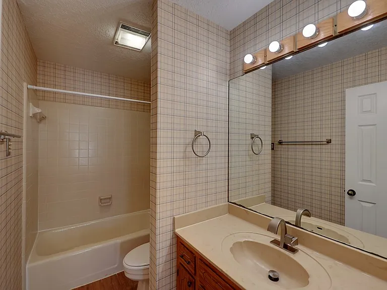 2745 Bandera Hwy — Photo 10