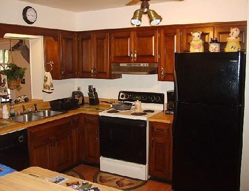 Spacious kitchen area!