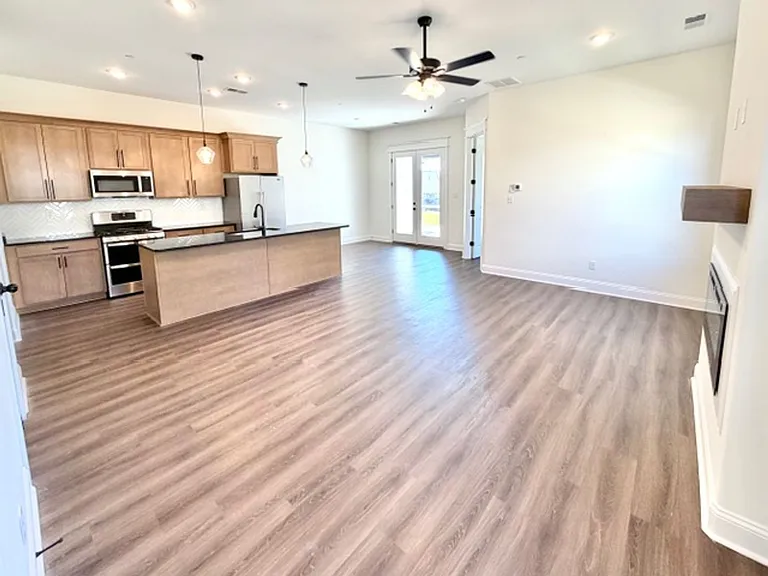 4877 Chatelet Dr — Photo 3