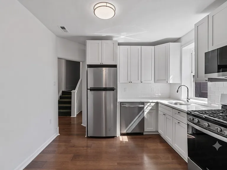 2306 E Carson St — Photo 4