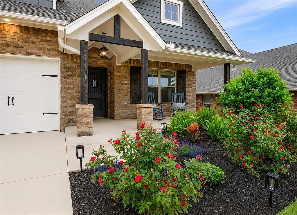 4 bed, 3.0 bath, 2444 sqft, $2,995 — Photo 2
