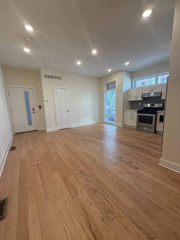 2 bed, 2.0 bath, 985 sqft, $1,900 — Photo 2