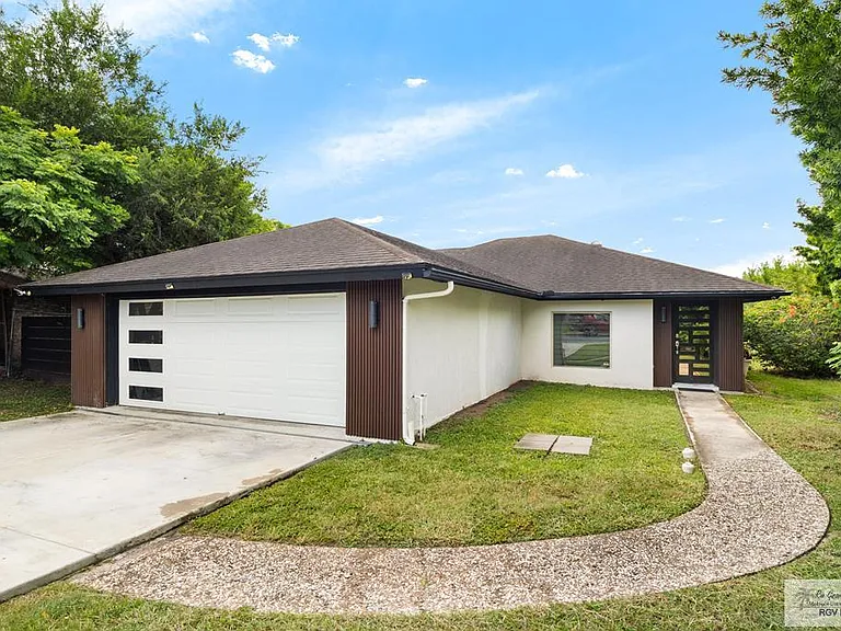 28 Red Bay Cir — Photo 1