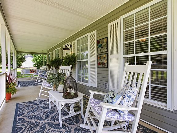 2nd image of 131 Pin Oaks Ln