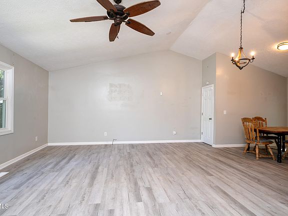5th image of 1040 Surmont Ct