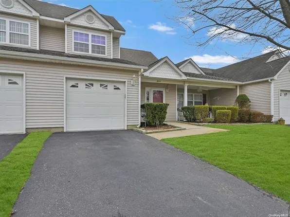 802 Pebble Beach Path #802, Riverhead, NY 11901